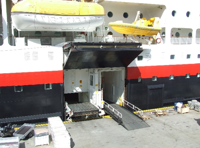 Lading Cargo.JPG